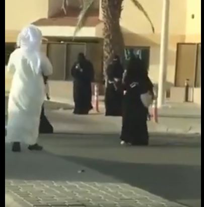 بالفيديو .. ما فعله سعودي لزوجته لحظة خروجها من آخر امتحاناتها يُشعل مواقع التواصل الاجتماعي 