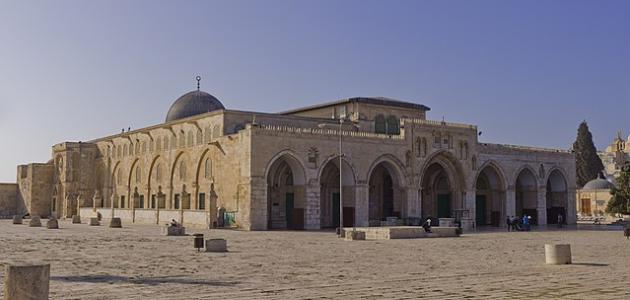 جماعات إسرائيلية متطرفة تقتحم باحات المسجد الأقصى 
