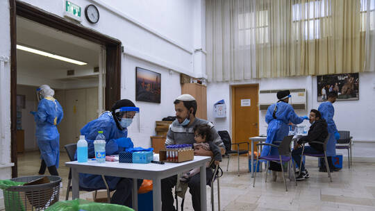 وزارة الصحة الإسرائيلية: إصابة أكثر من نصف مليون إسرائيلي بفيروس كورونا خلال أسبوع