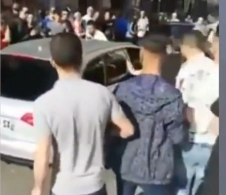 بالفيديو  ..  شاهد ماذا فعل شبان بفتاة و شاب كانا بوضع مخل داخل سيارة بنهار رمضان في المغرب 