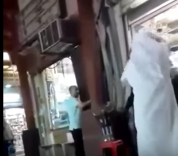 الكويت تكشف تفاصيل ضرب رجل لامرأة منقبة  .. فيديو 