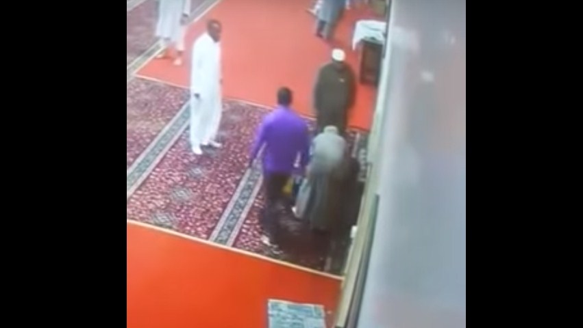 بالفيديو  ..  لحظة وفاة رجل داخل مسجد بعد أداءه صلاة المغرب 