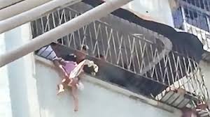 بالفيديو ..  مشهد مرعب لطفلة كادت تسقط من الطابق السادس 