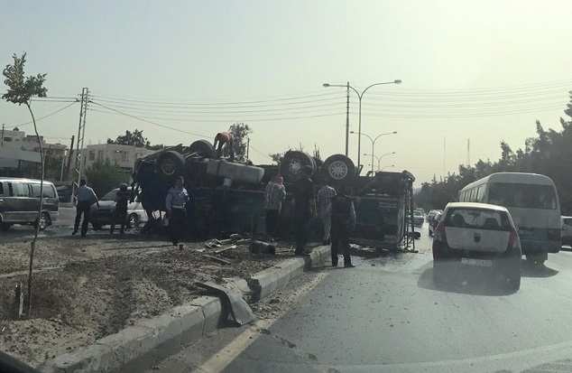 بالصور ..  تدهور صهريج مياه في عمان