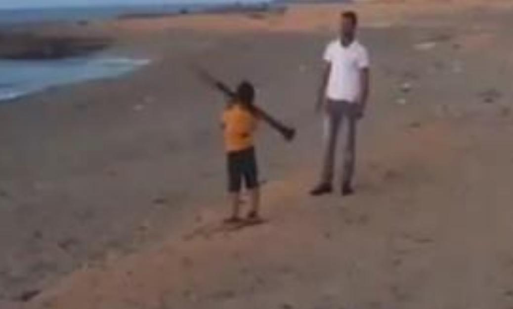 بالفيديو  ..  طفل ليبي يتلقى درسا تطبيقيا في إطلاق قذيفة "آر بي جي"