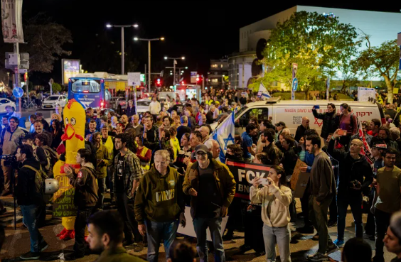 آلاف المتظاهرين في تل أبيب رفضا لـ"حرب إسرائيل الأبدية"
