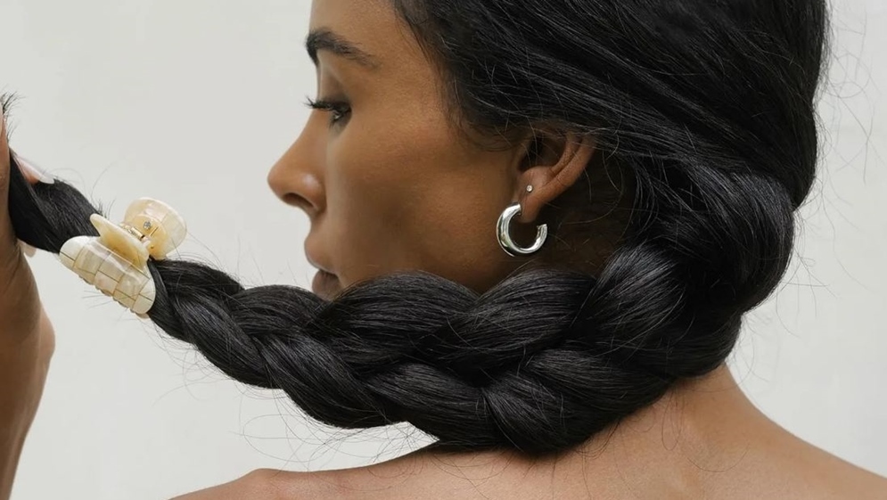 كيف يمكن زيادة كثافة الشعر دون هرمونات؟