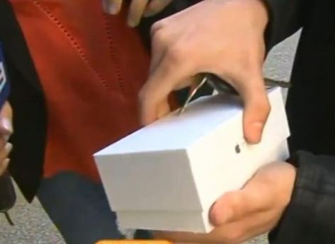بالفيديو ..  هذا مصير أول من اشترى "آيفون 6" في العالم