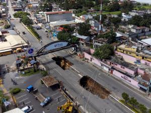 حفرة عملاقة في طريق سريع بغواتيمالا تبتلع الأخضر واليابس ..  فيديو