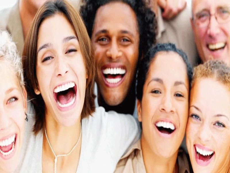 الضحك يتحول إلى علاج يدعم صحة الجهاز الهضمي