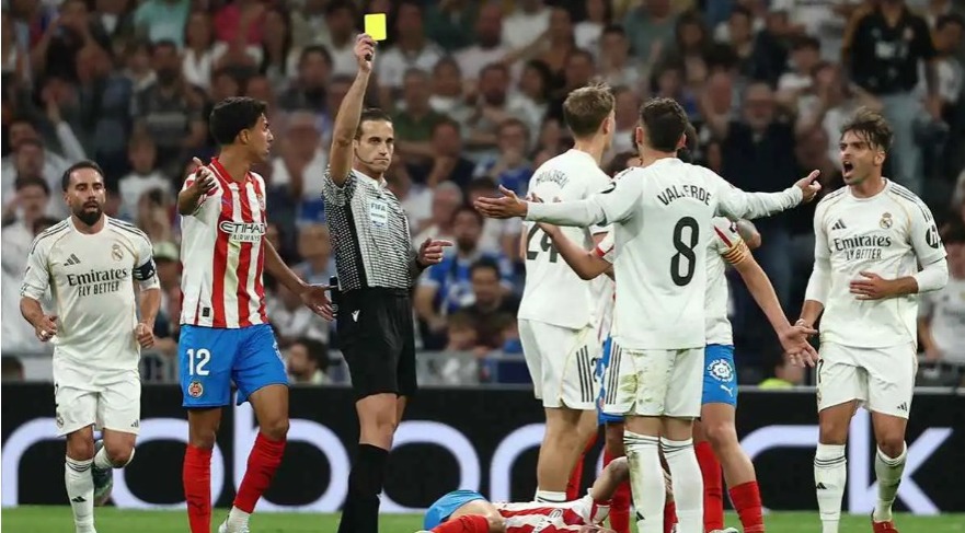 مجرد مسرحية ..  قناة ريال مدريد تشن هجومًا عنيفًا على التحكيم الإسباني 