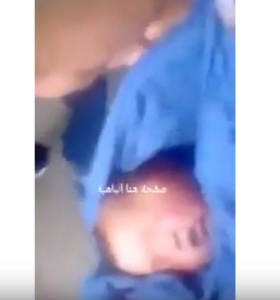 بالفيديو  ..  العثور على طفل متوفياً داخل "كرتونة" في مستشفى حكومي بالجزائر