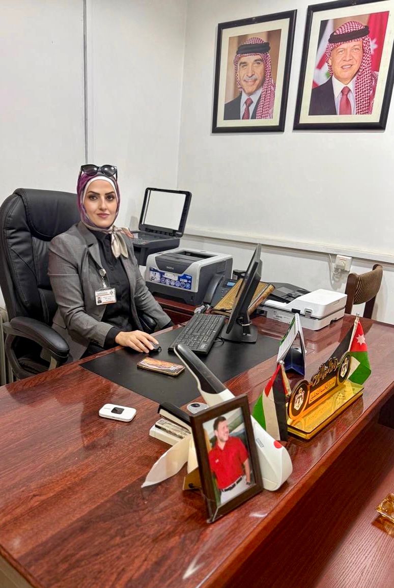 "وفاء العبداللات" تحصد شكر المراجعين في الأحوال المدنية والجوازات 