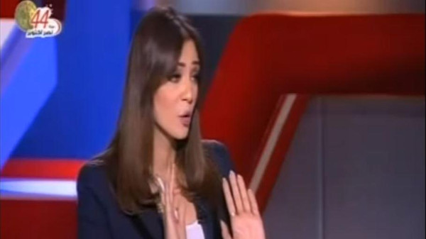 بالفيديو ..  ماذا فعلت مذيعة بضيف قال لها "أسئلتك غير ناضجة" بعد مشادة كلامية بينهما؟