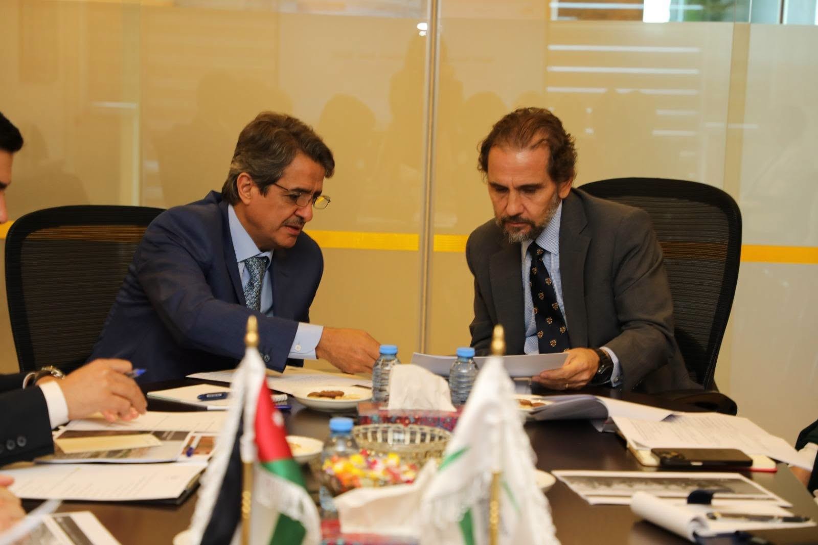 الأمير مرعد ووزير الشباب يبحثان تعزيز وصول ذوي الإعاقة إلى مرافق مدينة عمرة