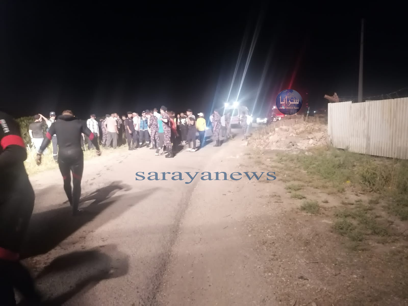 تدهور مركبة داخل قناة الملك عبدالله ونجاة سائقها ..  صور
