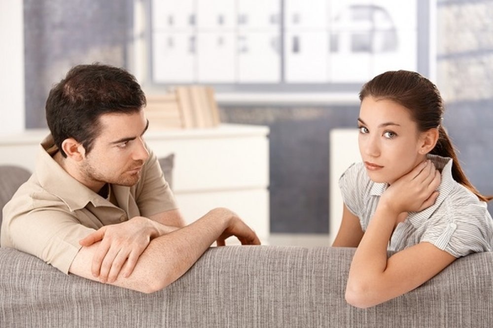 زوجي لا يحترمني أمام الناس ..  كيف أعالج هذه المشكلة؟