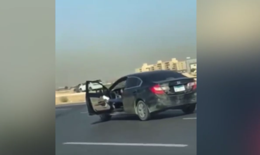 بالفيديو  ..  مطاردة جنونية لسائق مركبة في مصر 