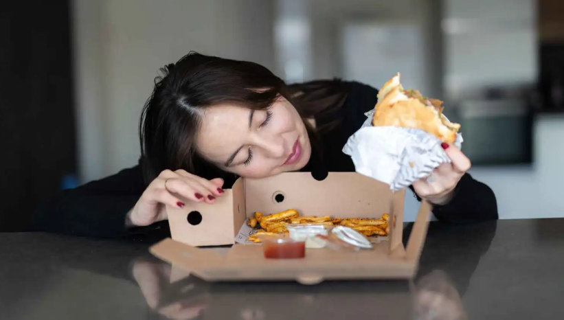 كيف يدفعك الإرهاق إلى طعام يسرّع الشيخوخة؟  