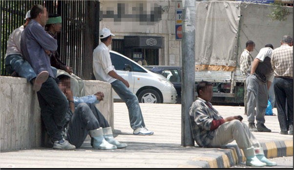كيف ضاعت مئات الملايين على الخزينة هدرا بسنوات بسبب وجود 800 عامل وافد بلا تصاريح عمل ؟ 