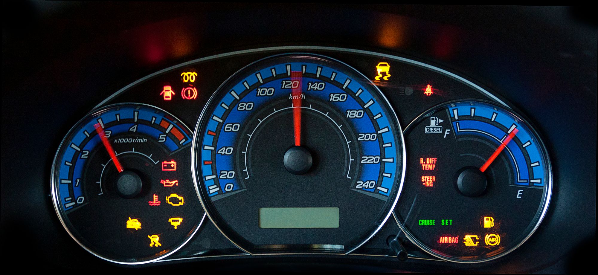 كم تسير السيارة بعد إضاءة لمبة البنزين