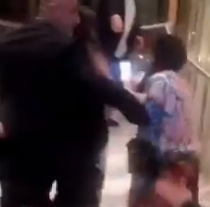 بالفيديو  ..  غضب ضد اليسا بسبب هذا الموقف مع احدى المعجبات ليلة رأس السنة