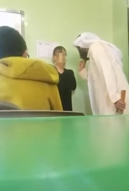 بالفيديو .. معلم يصفع ويشتم طالب أمام زملائه داخل الفصل‎