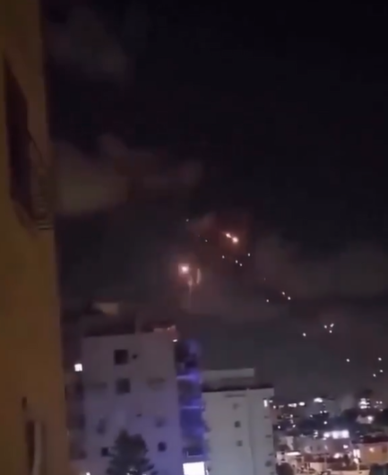  إصابة 7 أشخاص في منطقة بني براك - انهيار جزء من مبنى في تل أبيب إثر قصف صاروخي إيراني  ..  فيديو