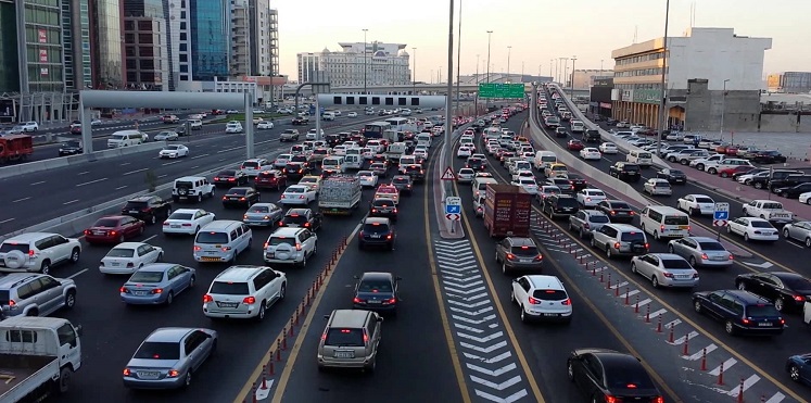 بسبب السعودية ..  الإمارات تمنع قيادة السيارات برخص من دول أخرى لمن هم دون الـ 18