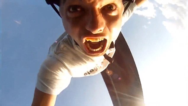 فيديو: كاميرا ترصد تعبيرات الخوف على وجه متهور أثناء قفزه في نهر