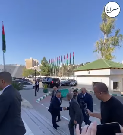 بالفيديو ..  حسّان يهنئ مازن القاضي خلال زيارة لمكتبه