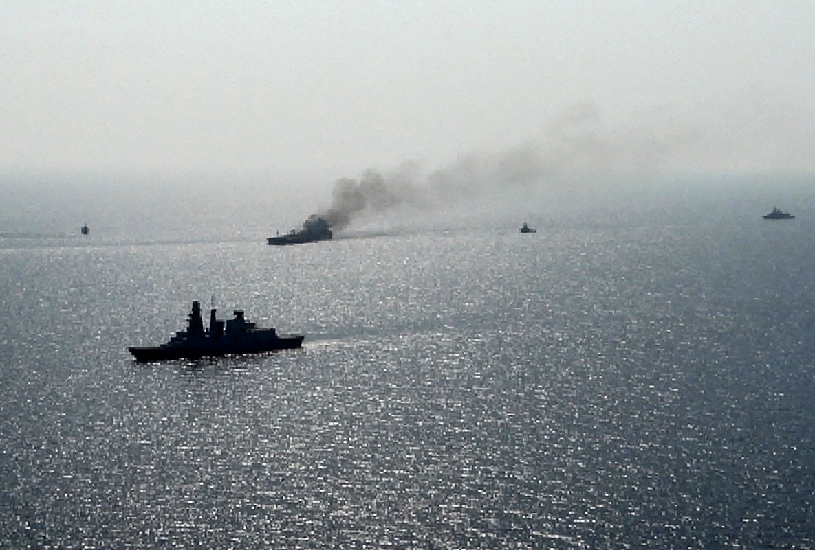 إصابة سفينة بمقذوفين في ميناء البحرين وإجلاء طاقمها