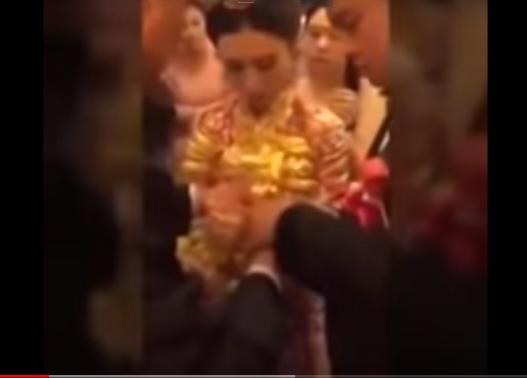 فيديو صادم  ..  عريس يهدي عروسته وزنها ذهباً  ..  "تفاصيل"