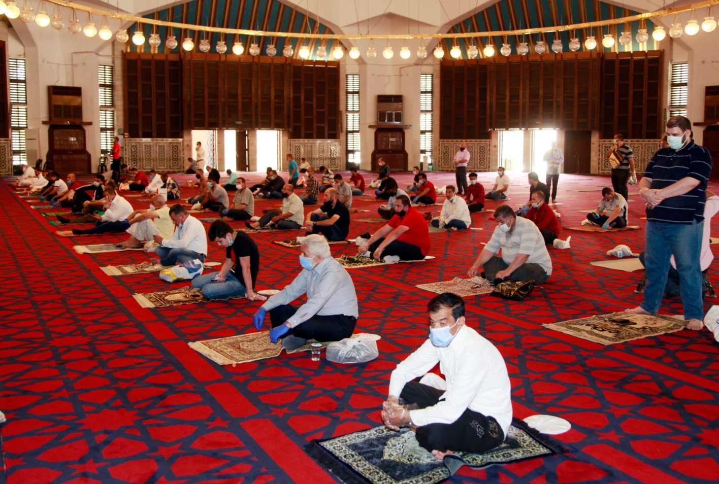ضمن سيناريوهات الحظر ..  صلاة الجمعة من جديد سيرا على الأقدام