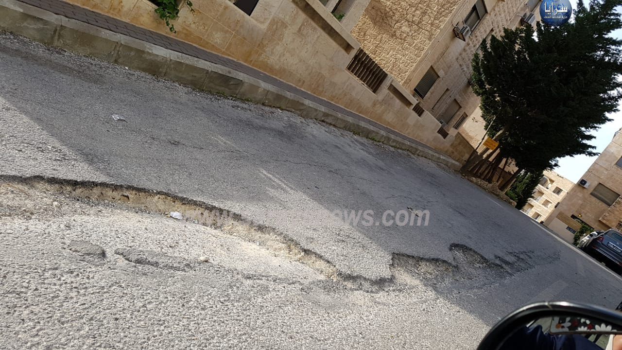 بالصور  ..   تهالك طرق رئيسية في دير غبار  ..  والامانة لا تجيب 