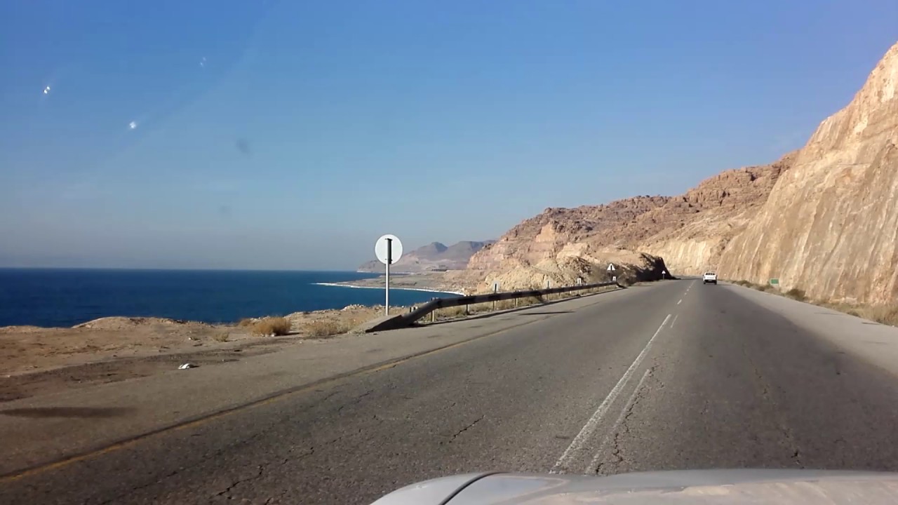 10 مصابين من هيئة سياحية في تدهور حافلة على طريق البحر الميت