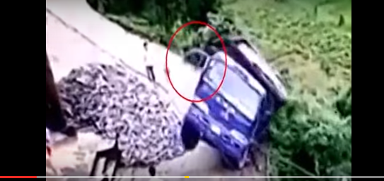 بالفيديو: سائق يقفز من شاحنته قبل سقوطها في الوادي
