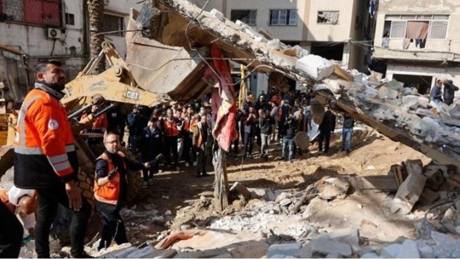 انتشال 30 جثمانا من عائلة فلسطينية تحت أنقاض منزل مدمر بغزة