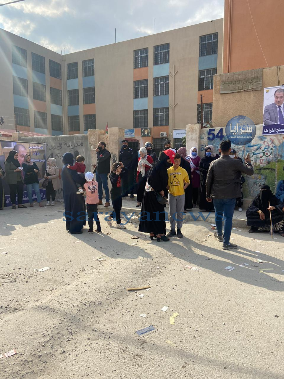 منع الصحفيين من تصوير عملية الاقتراع داخل مدرسة الربيع بنت معوذ  للبنات في المفرق 