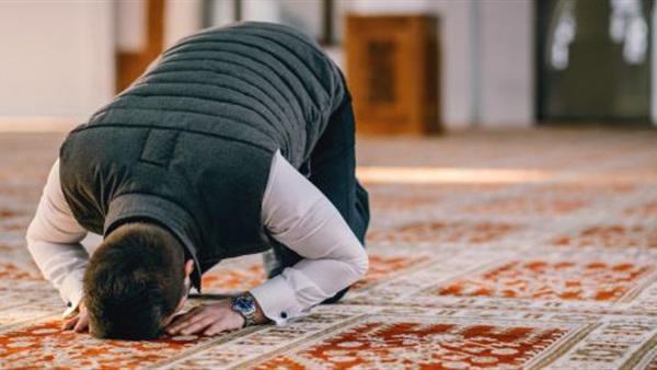 حكم قراءة القرآن بسرعة أثناء الصلاة وخارجها
