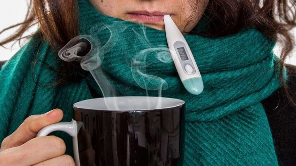 عادة خاطئة نتبعها أثناء نزلات البرد  ..  احذرها
