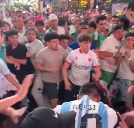 توتر واشتباكات بين جماهير الجزائر والأرجنتين في قلب "تايمز سكوير" ..  فيديو