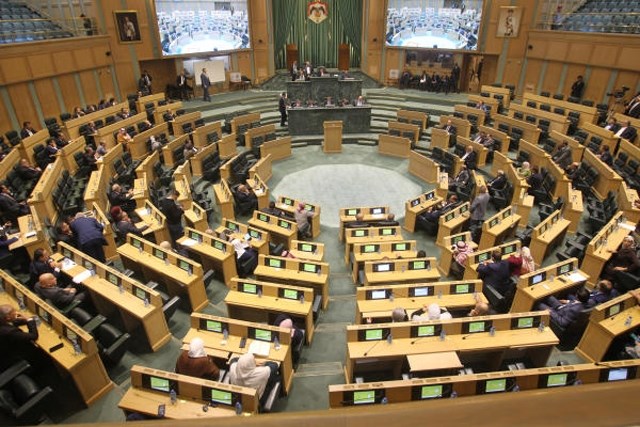 "التعليم النيابية" تطالب بالإبقاء على نسبة المئة بالمئة في القبولات لطلبة الطب وطب الأسنان