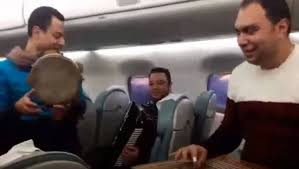 بالفيديو ..  حفلة على متن طائرة ..  غناء وتصفيق