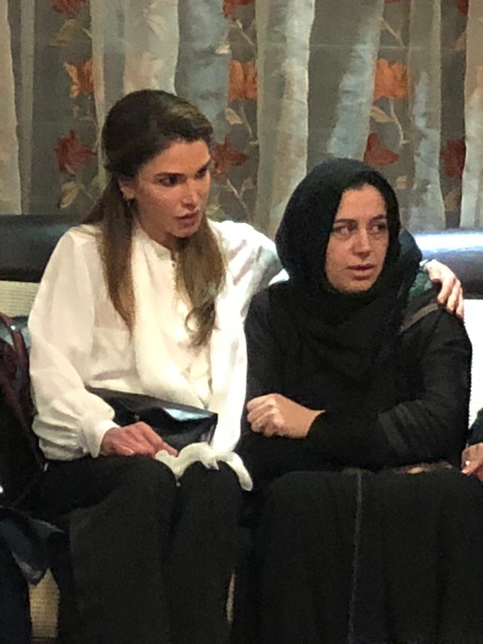 جلالة الملكة رانيا العبدالله ترافقها زوجات الامراء فيصل وعلي وهاشم يقدمن واجب العزاء للاسر المكلومة