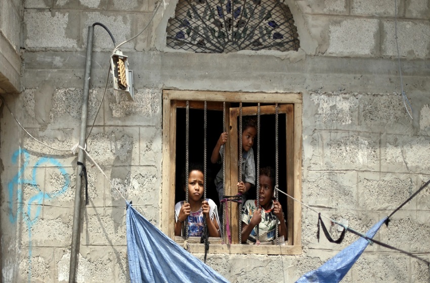 بالفيديو والصور ..  رجل يمني يبيع ابنته لشاب مقابل 300 دولار وبالوثائق الرسمية  .. "تفاصيل صادمة"