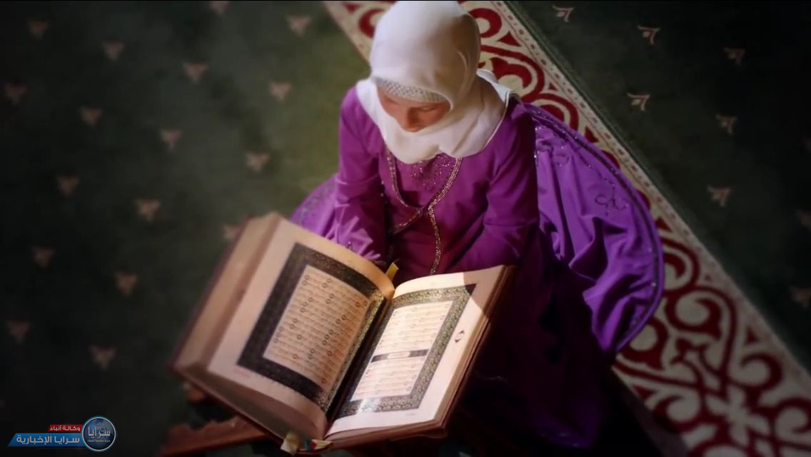 هل يجب على المرأة تغطية شعرها أثناء قراءة القرآن؟