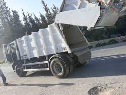 اصابة 3 اشخاص بتدهور ضاغطة نفايات باربد