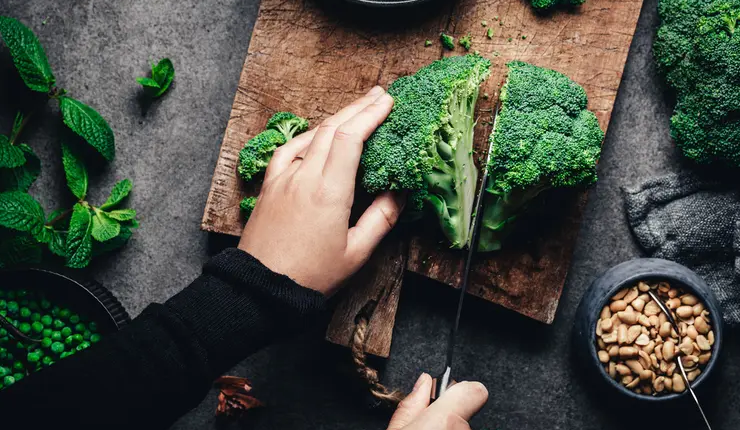 لا ترمِ سيقان البروكلي ..  كنز غذائي غني بالألياف والمعادن