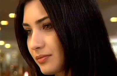 الممثلة التركية “لميس″ تظهر عارية على غلاف أحدى المجلات